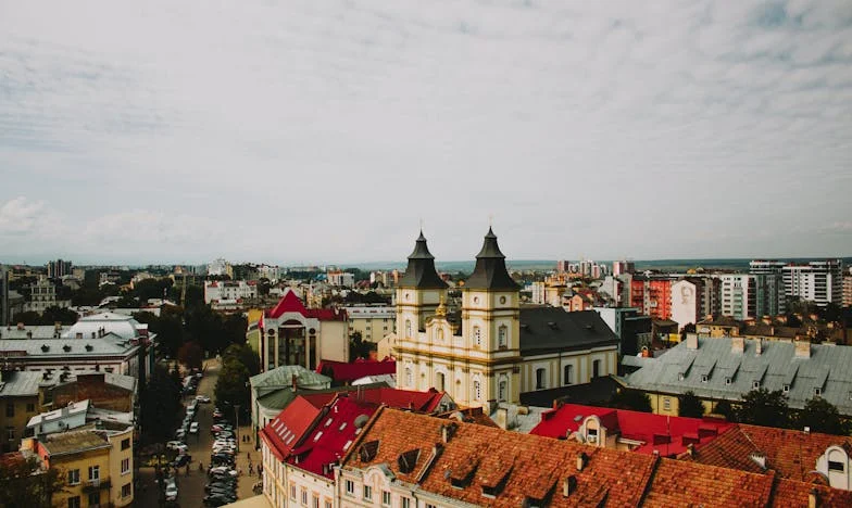 "Babcia Maria Siedziała i Płakała, Jej Dom Należał Teraz do Obcych, a Ona Była na Ich Łasce"